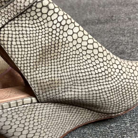 Joie Windsor Wedge Sandal
Snake-embossed leather textures Size 8.5 - Picture 10 of 15